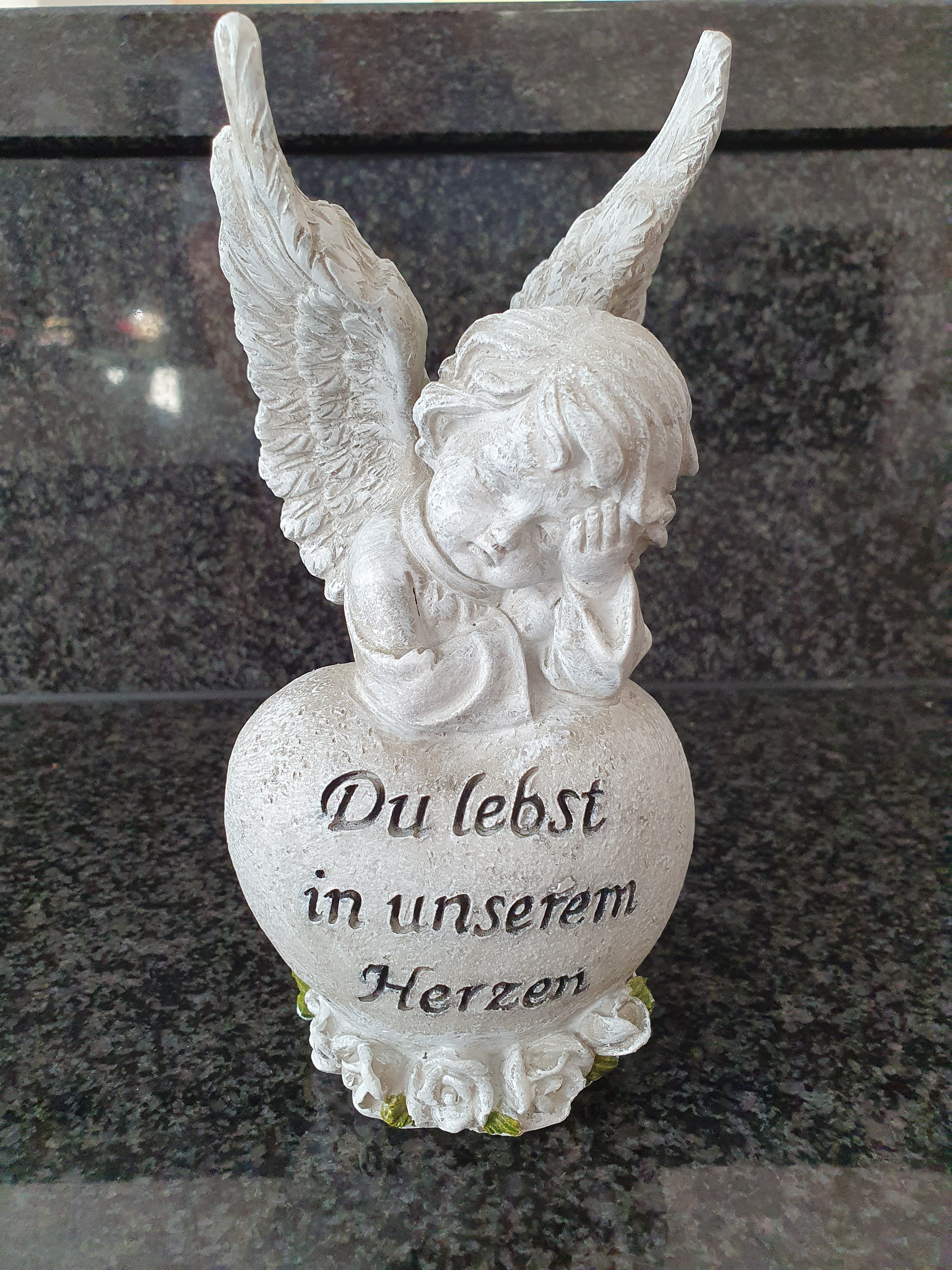 Engel auf Spruchherz – „Du lebst in unserem Herzen“ | Gedenkdeko 18,5 cm