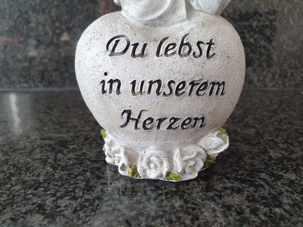 Engel auf Spruchherz – „Du lebst in unserem Herzen“ | Gedenkdeko 18,5 cm