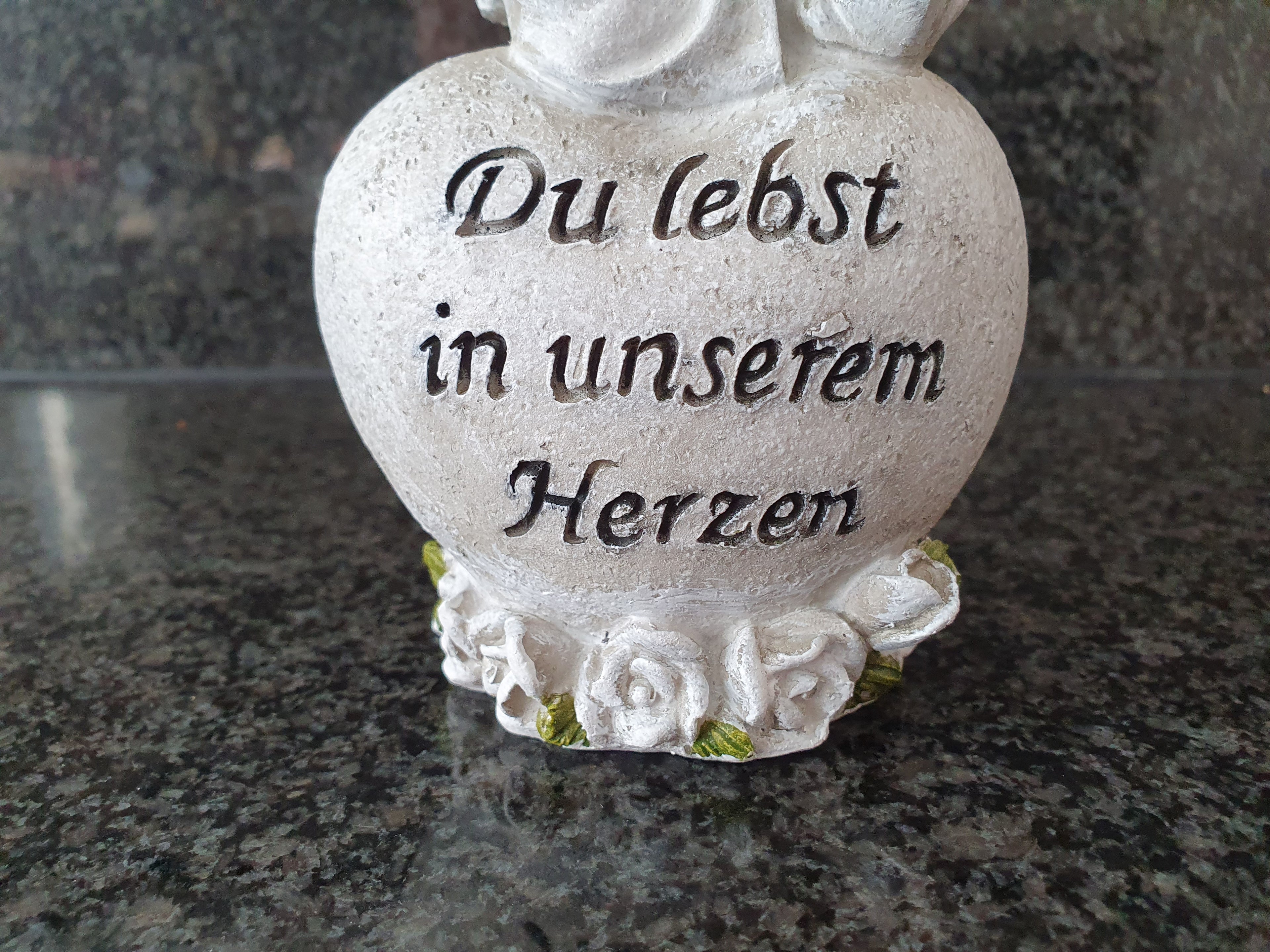 Engel auf Spruchherz – „Du lebst in unserem Herzen“ | Gedenkdeko 18,5 cm