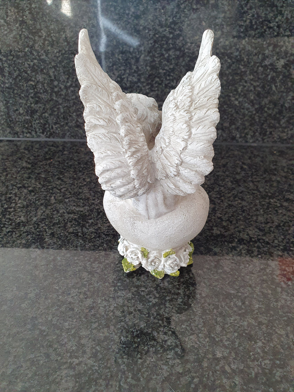 Engel auf Spruchherz – „Du lebst in unserem Herzen“ | Gedenkdeko 18,5 cm