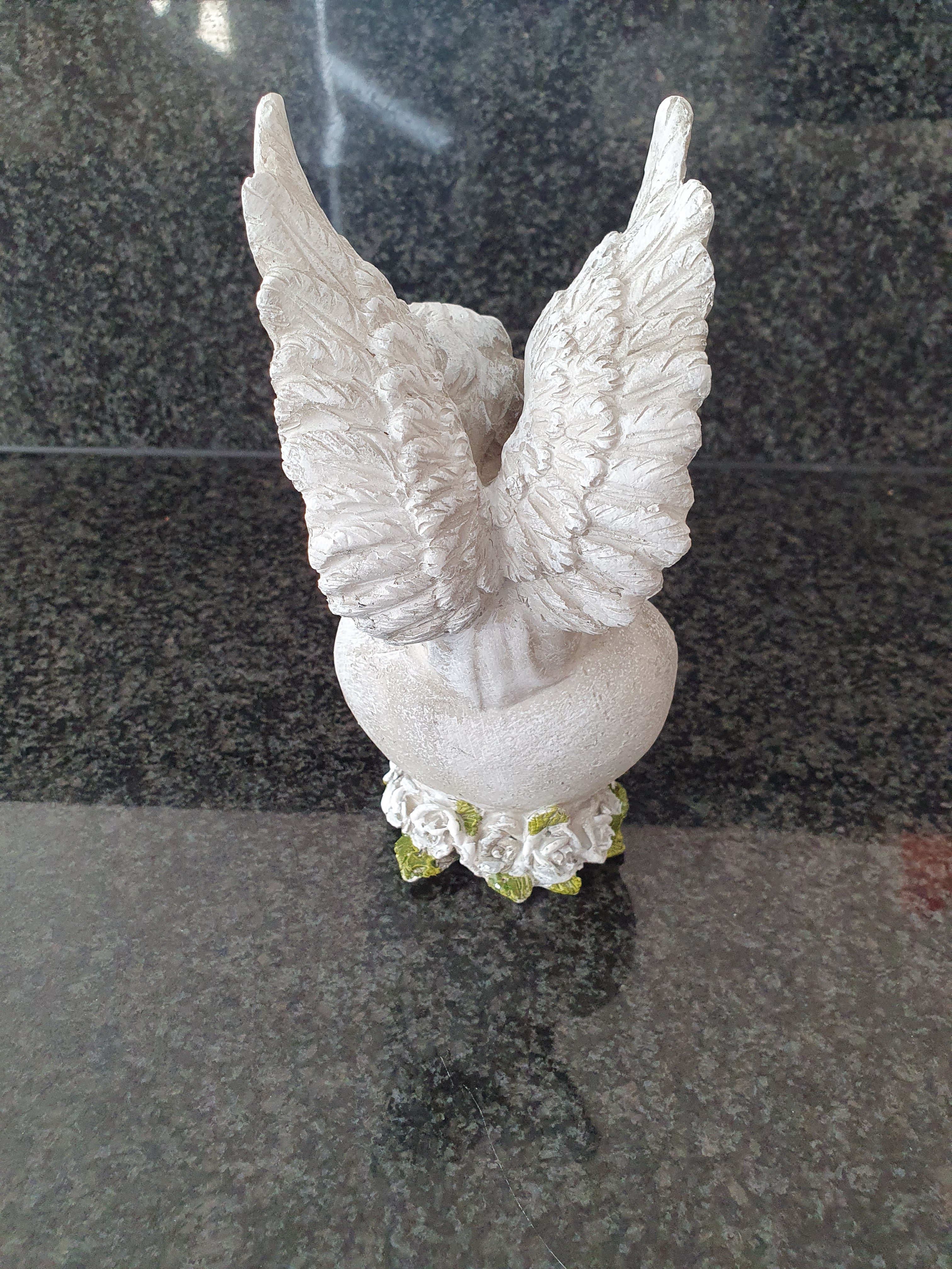 Engel auf Spruchherz – „Du lebst in unserem Herzen“ | Gedenkdeko 18,5 cm