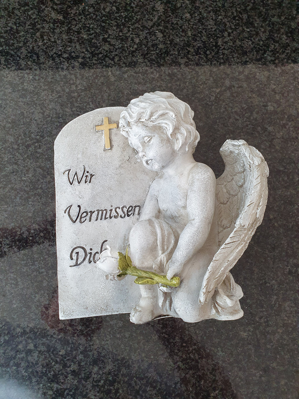 Engel neben Spruchstein – Grau, „Wir vermissen dich“ | Gedenkdeko 20 cm