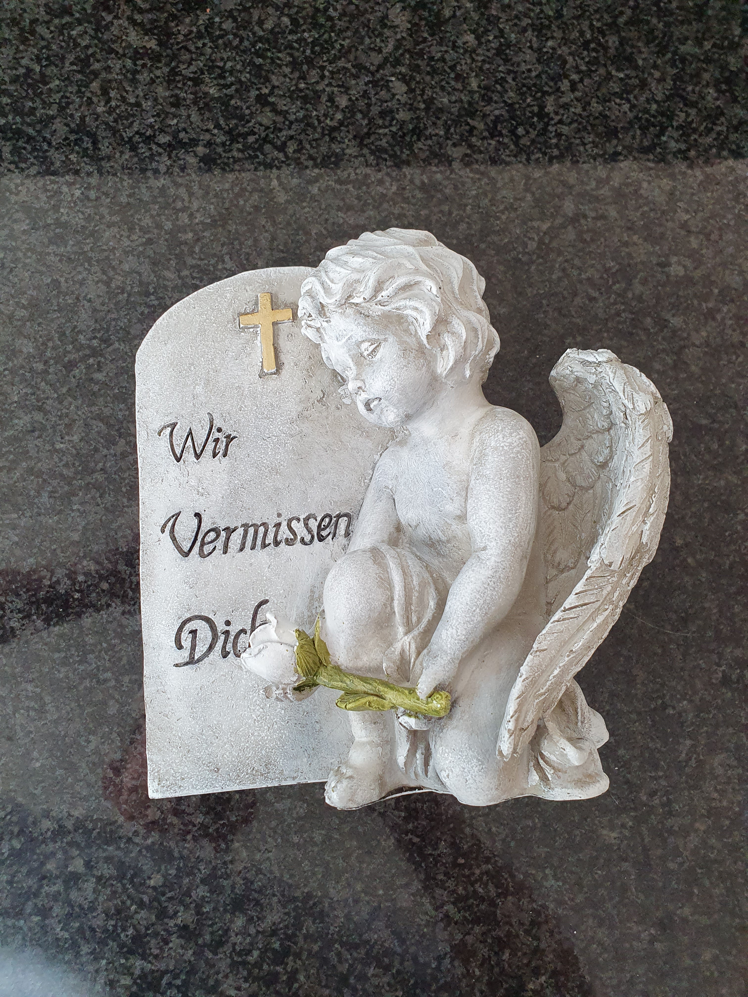 Engel neben Spruchstein – Grau, „Wir vermissen dich“ | Gedenkdeko 20 cm