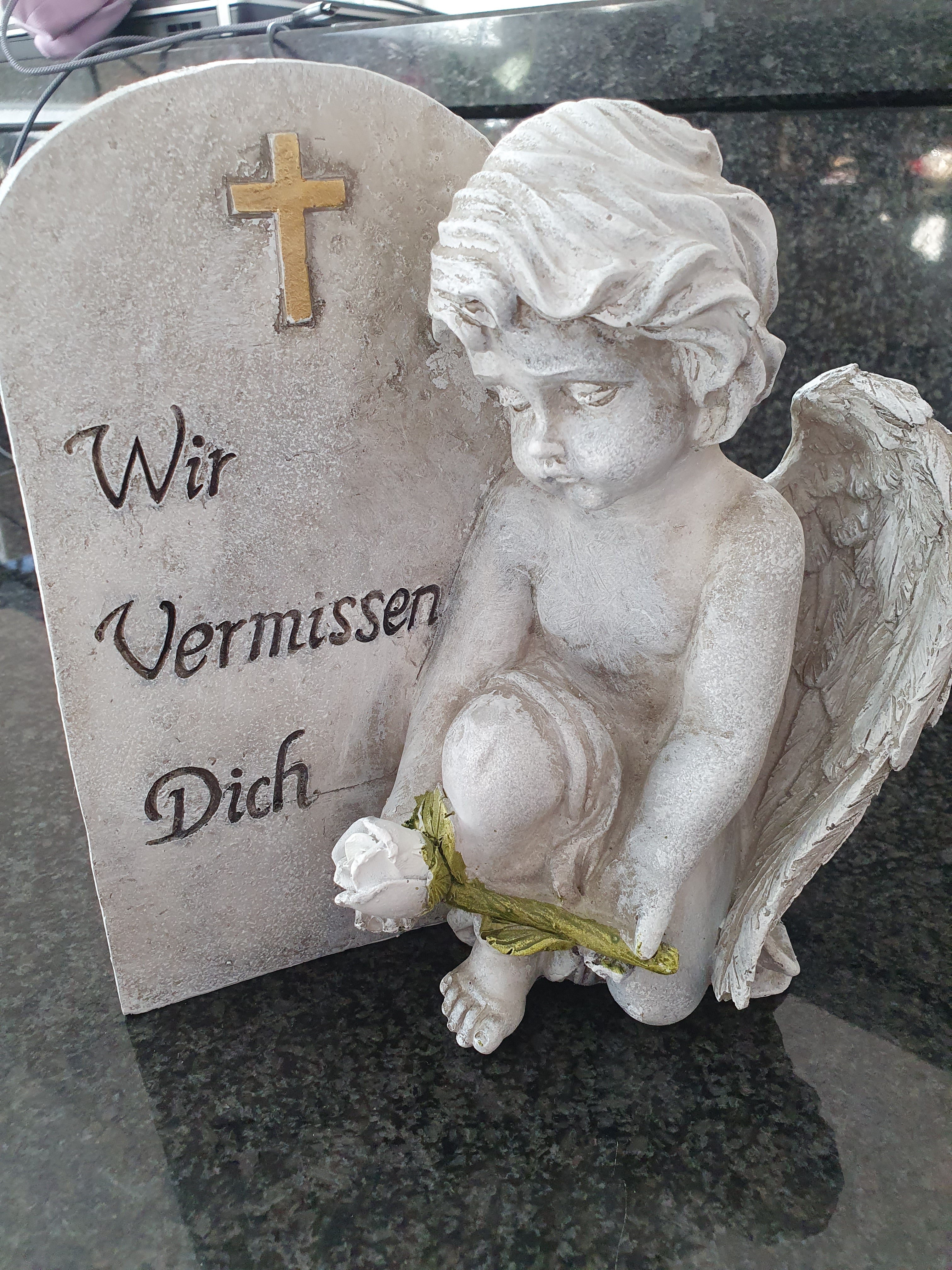 Engel neben Spruchstein – Grau, „Wir vermissen dich“ | Gedenkdeko 20 cm