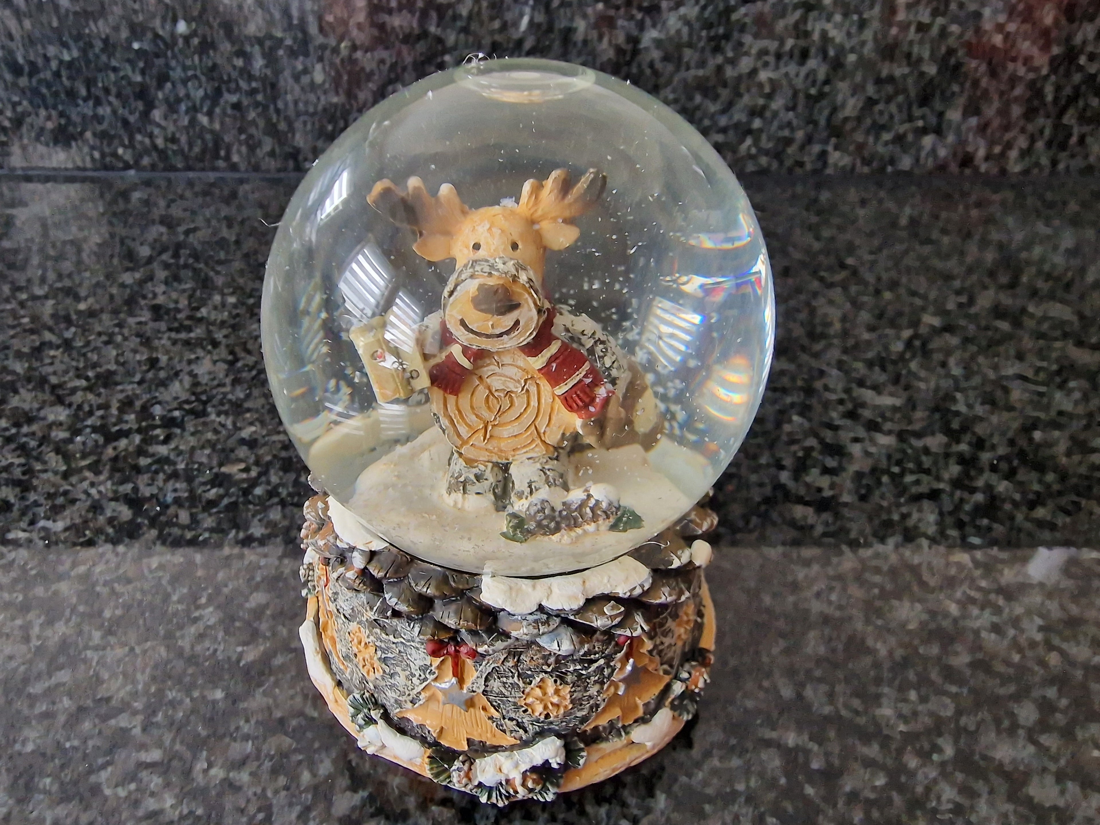 Schneekugel Elch aus Poly, Glas Beige Deko Weihnachten Winter