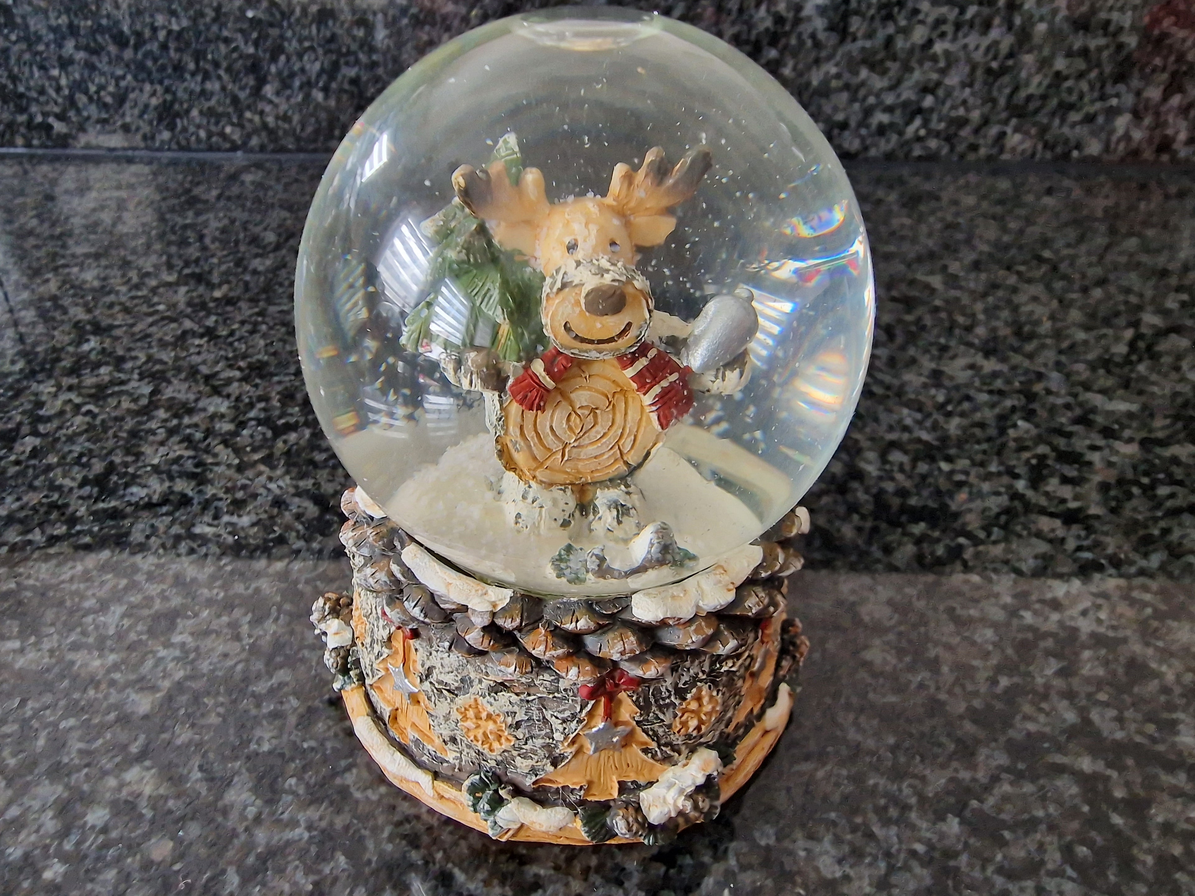 Schneekugel Elch aus Poly, Glas Beige Deko Weihnachten Winter