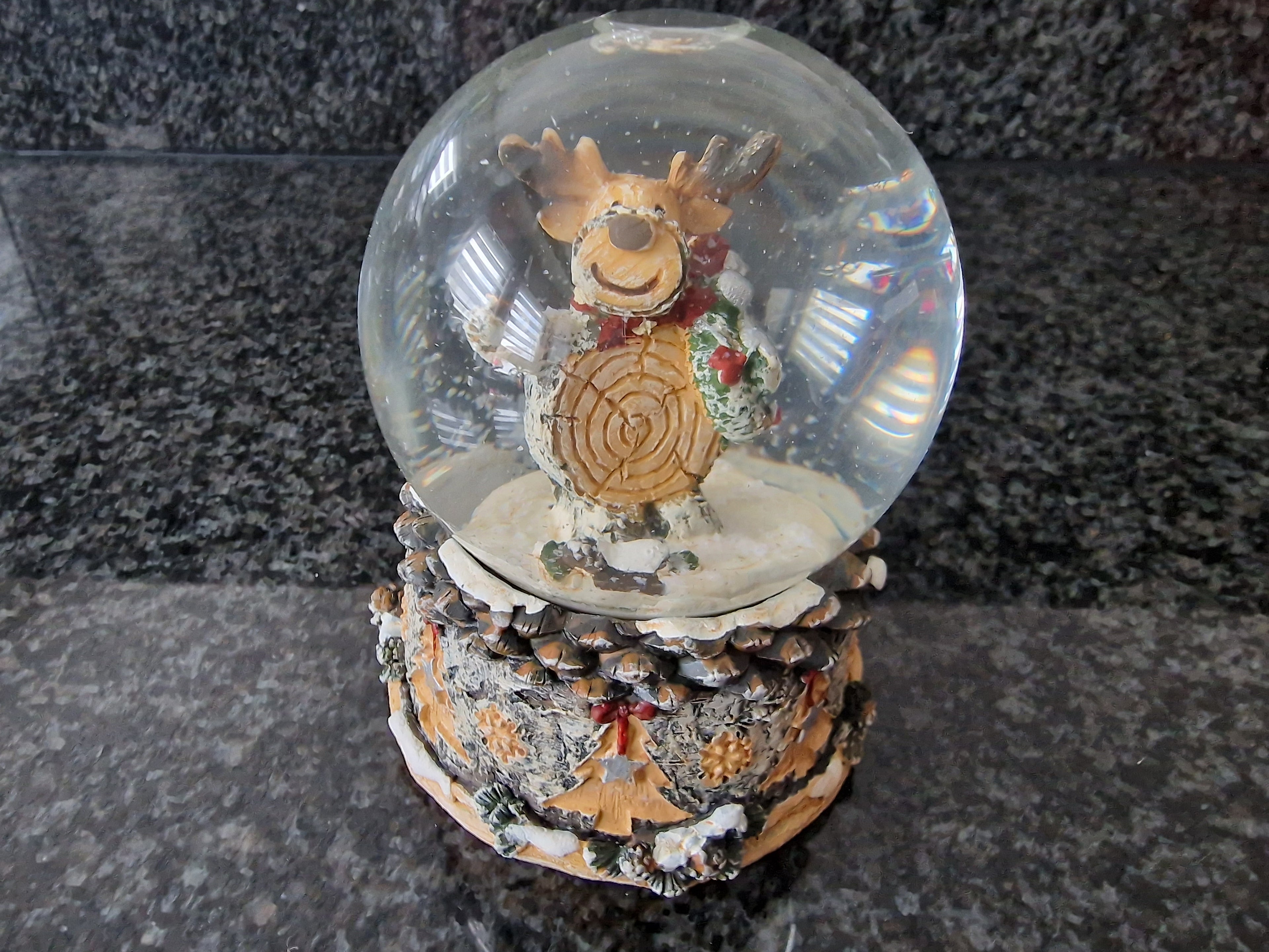 Schneekugel Elch aus Poly, Glas Beige Deko Weihnachten Winter