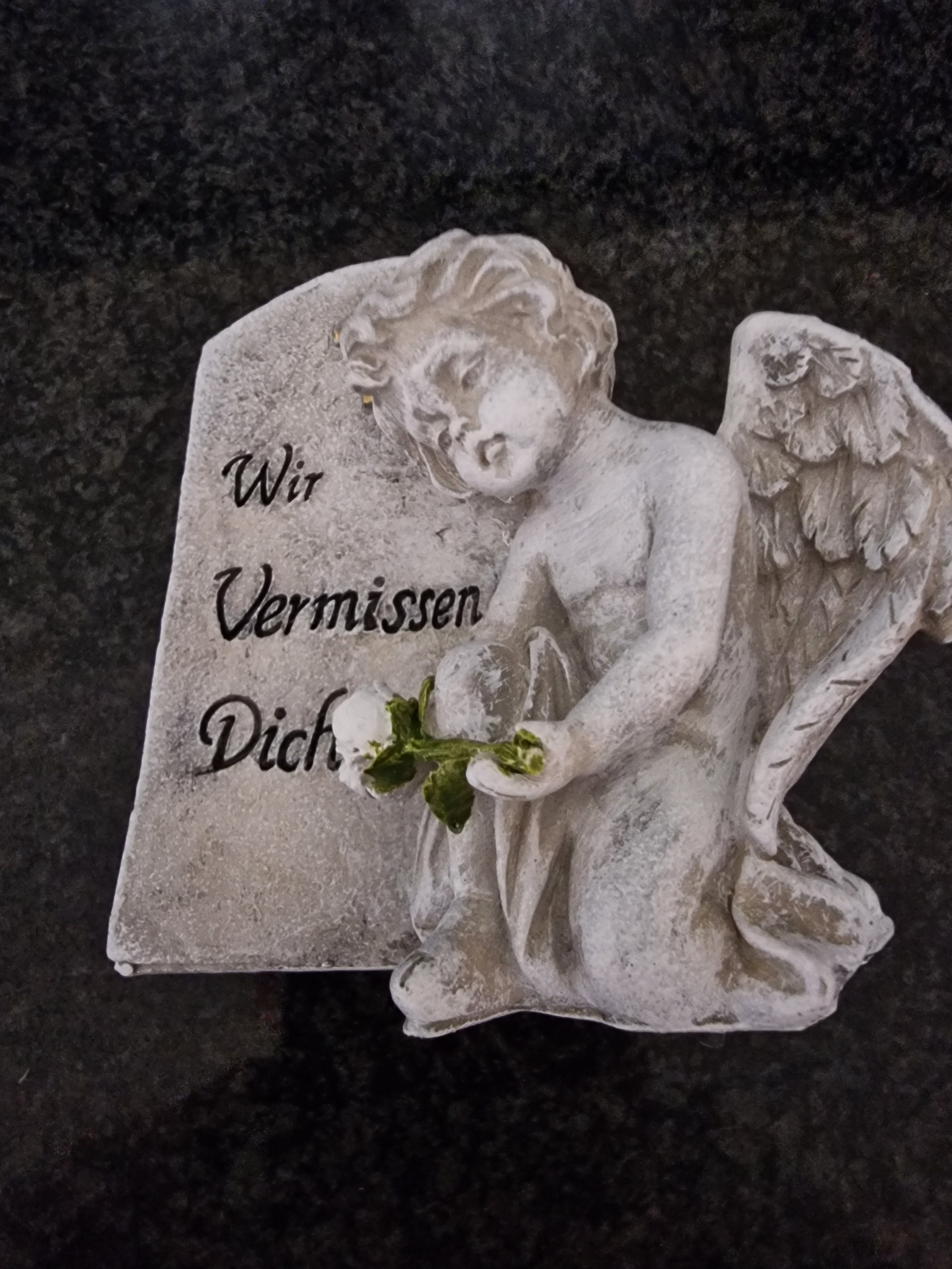 Grabschmuck Engel mit Spruch Wir vermissen dich