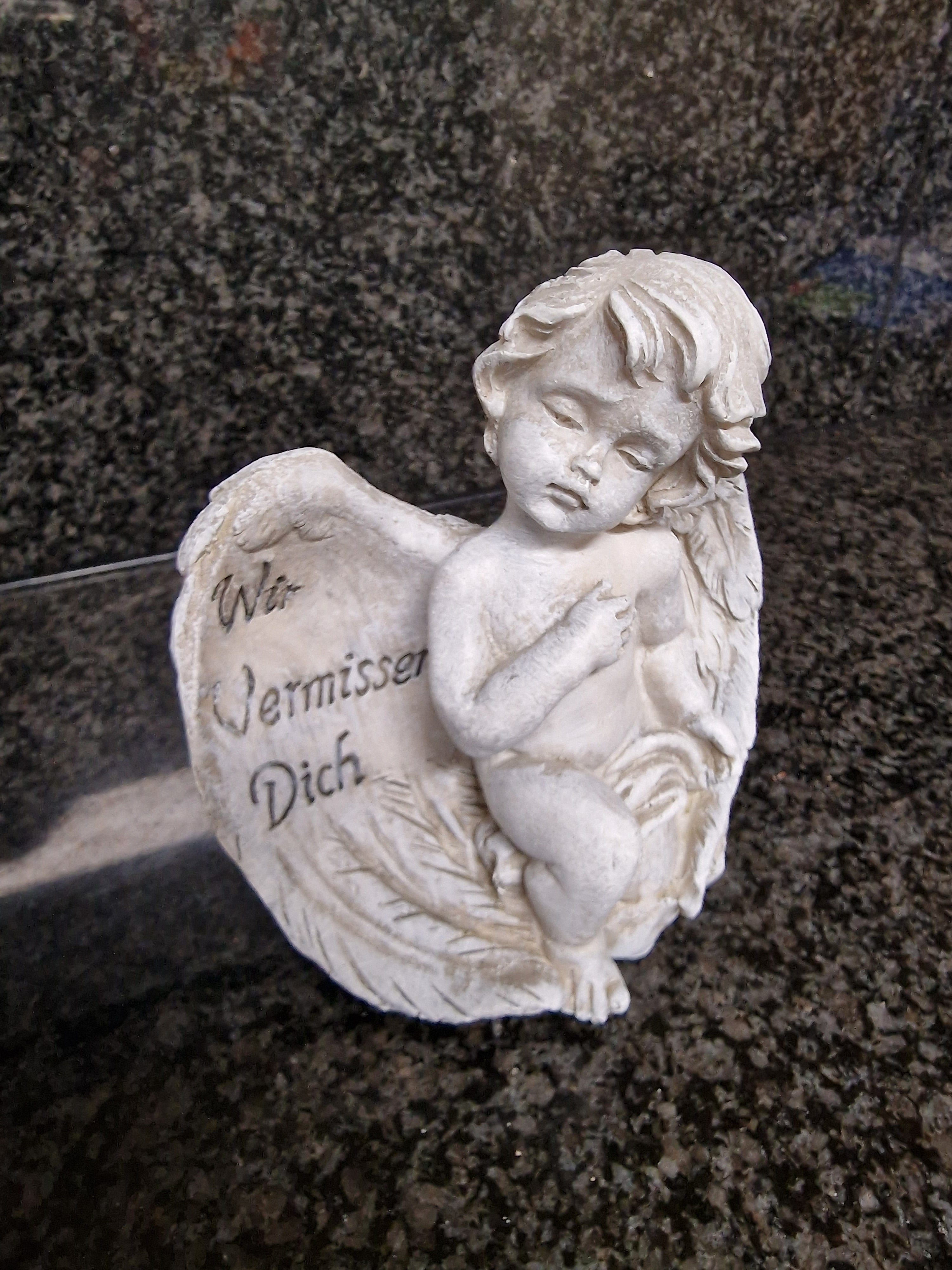 Grabschmuck Engel mit Spruch Wir vermissen dich