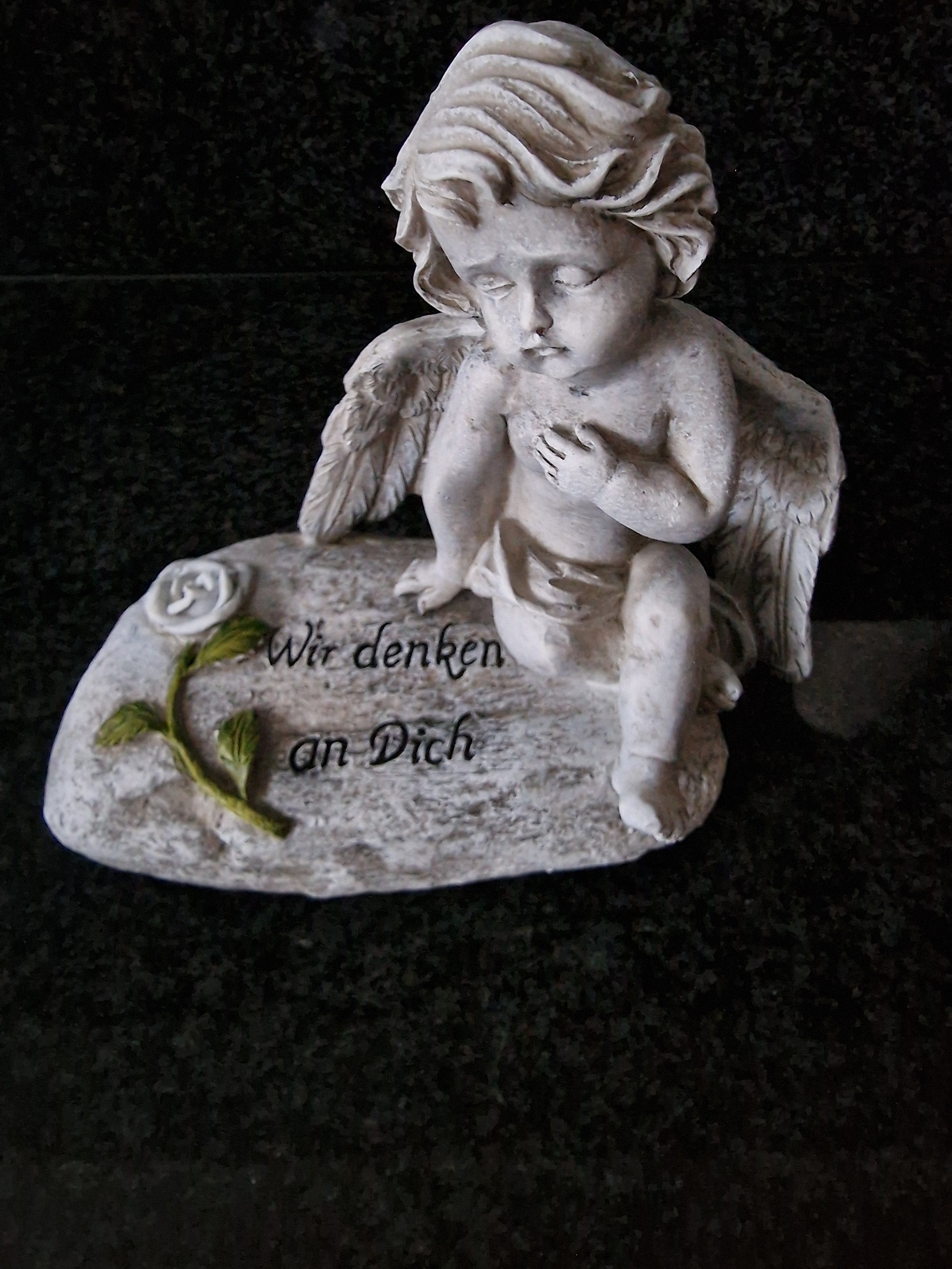 Grabschmuck Engel auf Spruchstein – Grau, „Wir denken an Dich“ | Gedenkdeko 16 cm