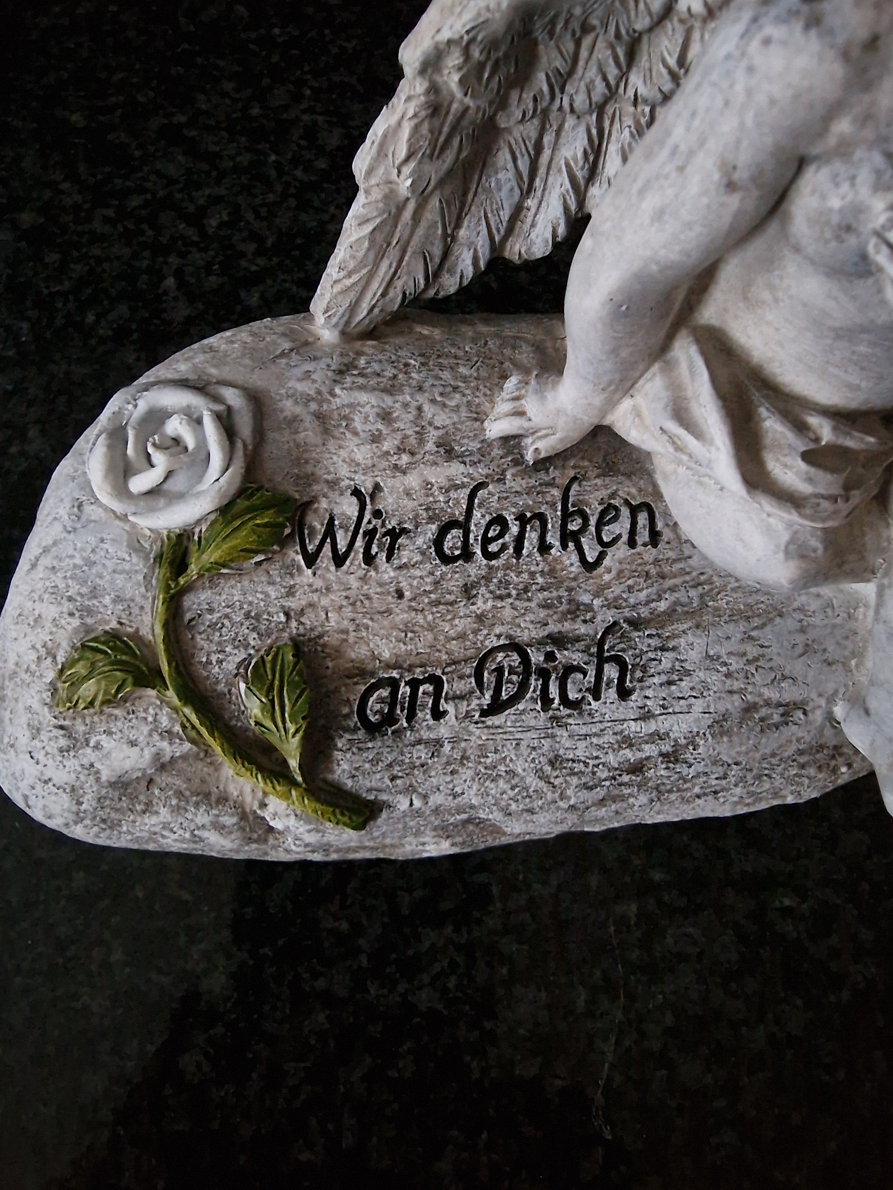 Grabschmuck Engel auf Spruchstein – Grau, „Wir denken an Dich“ | Gedenkdeko 16 cm