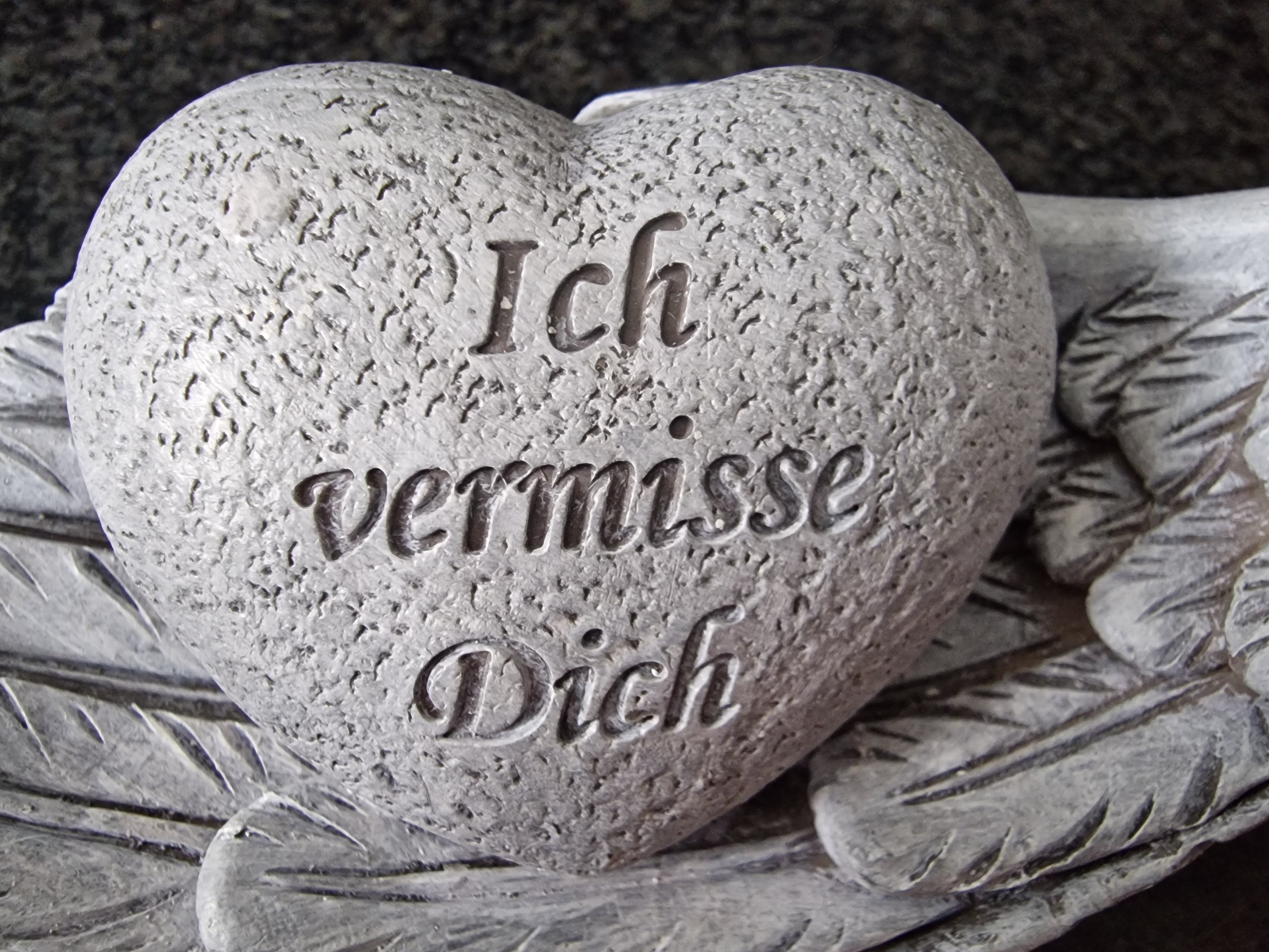 Grabschmuck Grabherz "Ich vermisse Dich" liegend auf Flügel