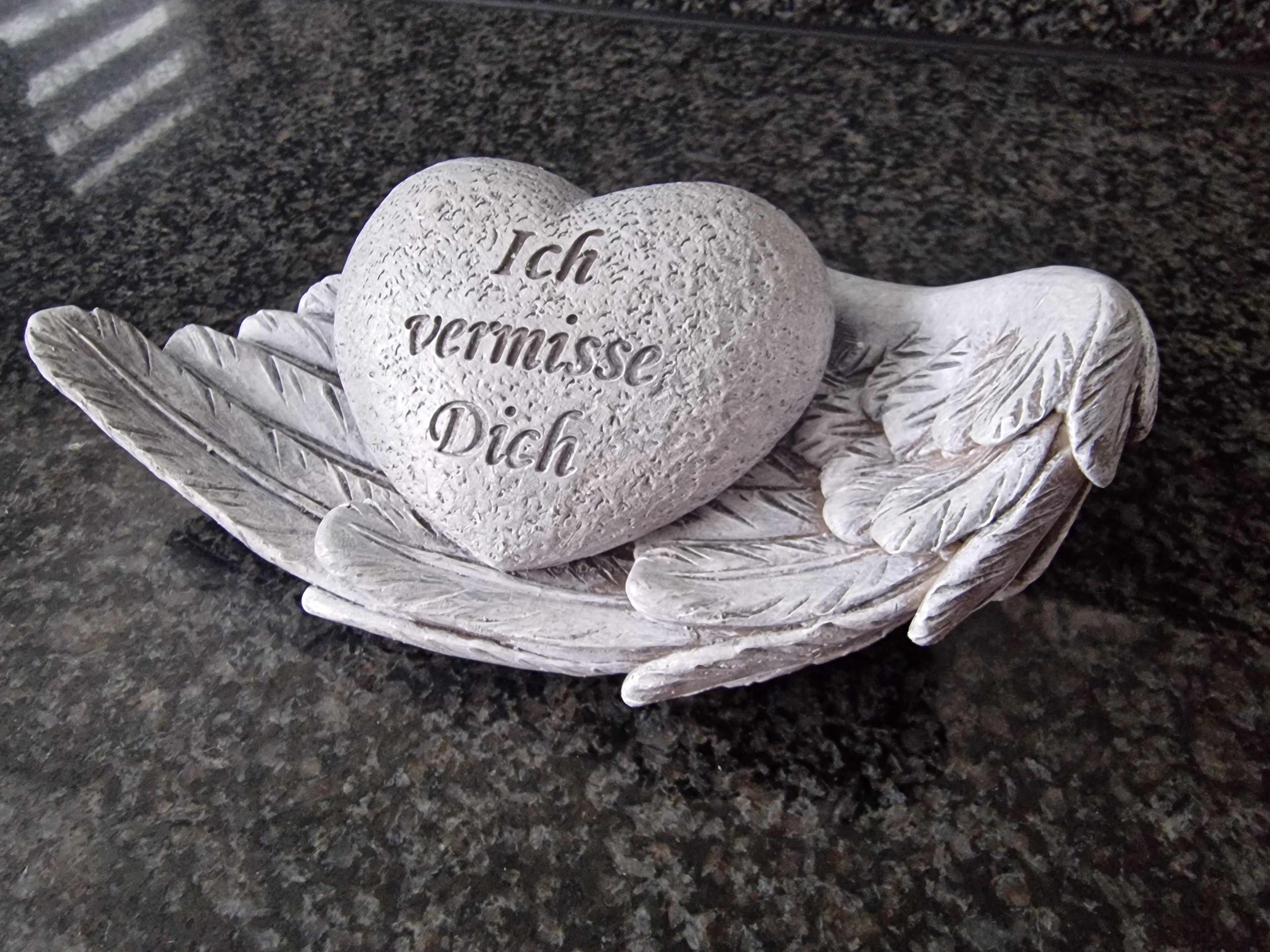 Grabschmuck Grabherz "Ich vermisse Dich" liegend auf Flügel