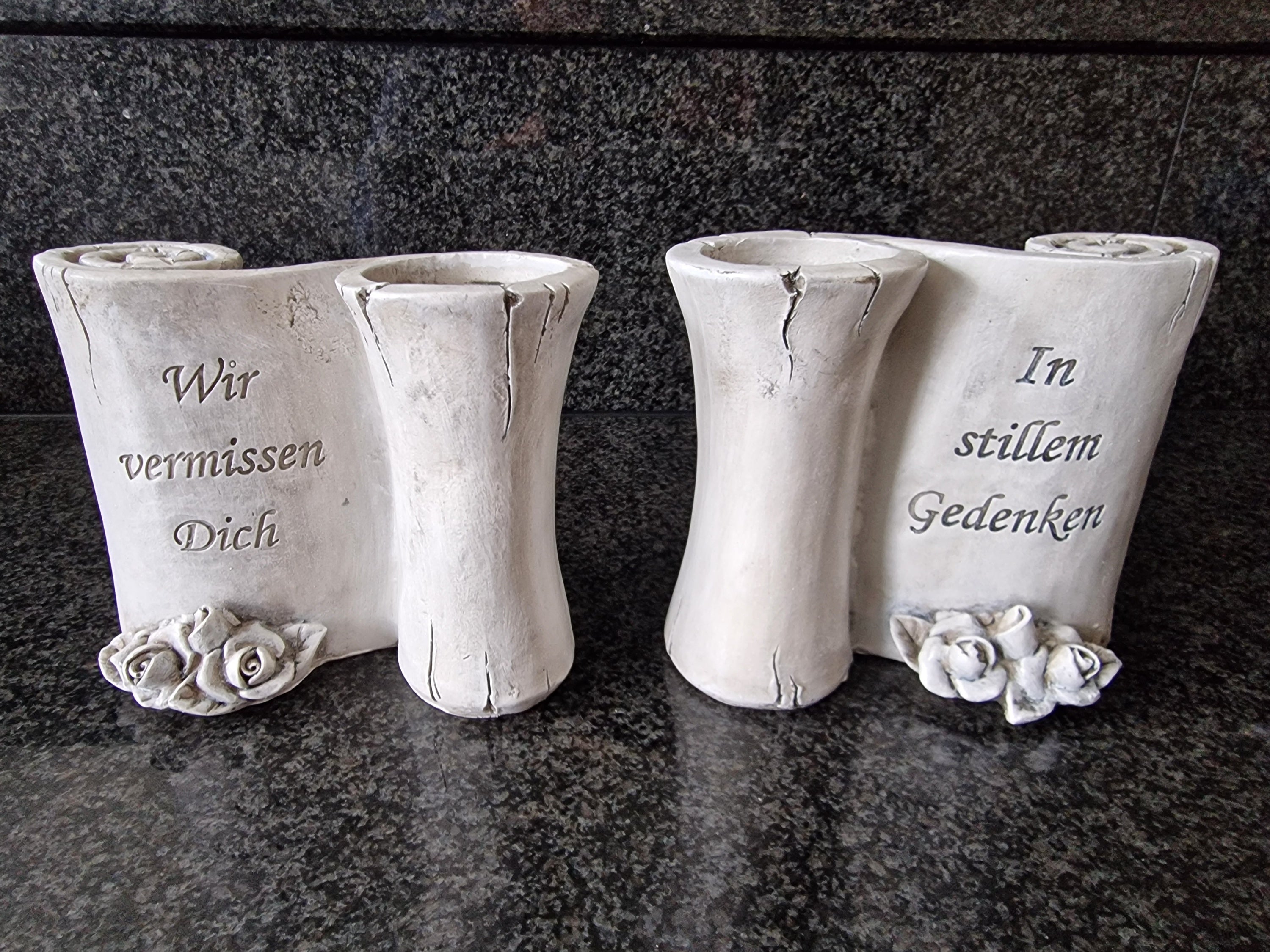 Wetterfeste Grabvase - Polyresin - Grau - " Wir vermissen Dich" / "In stillem Gedenken" - 13 cm
