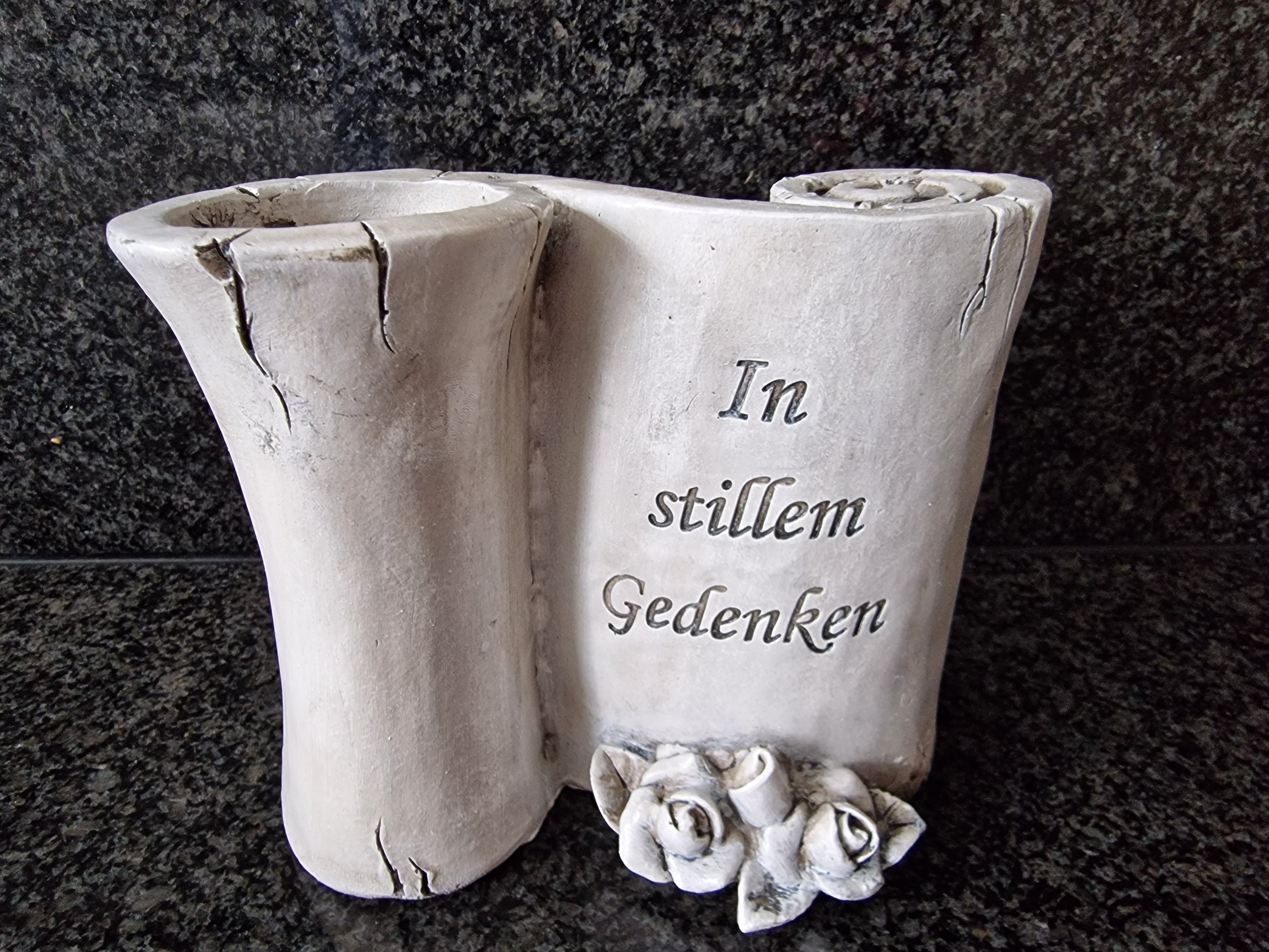 Wetterfeste Grabvase - Polyresin - Grau - " Wir vermissen Dich" / "In stillem Gedenken" - 13 cm