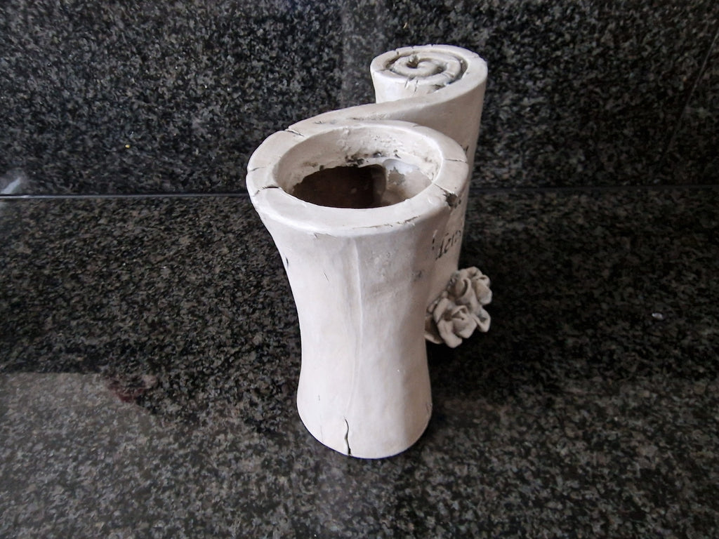 Wetterfeste Grabvase - Polyresin - Grau - " Wir vermissen Dich" / "In stillem Gedenken" - 13 cm