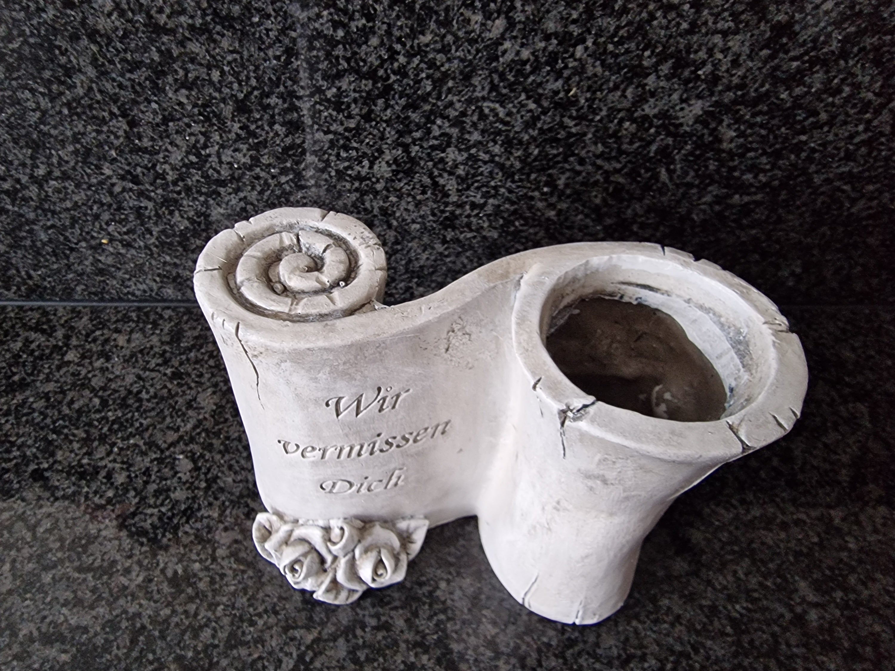 Wetterfeste Grabvase - Polyresin - Grau - " Wir vermissen Dich" / "In stillem Gedenken" - 13 cm