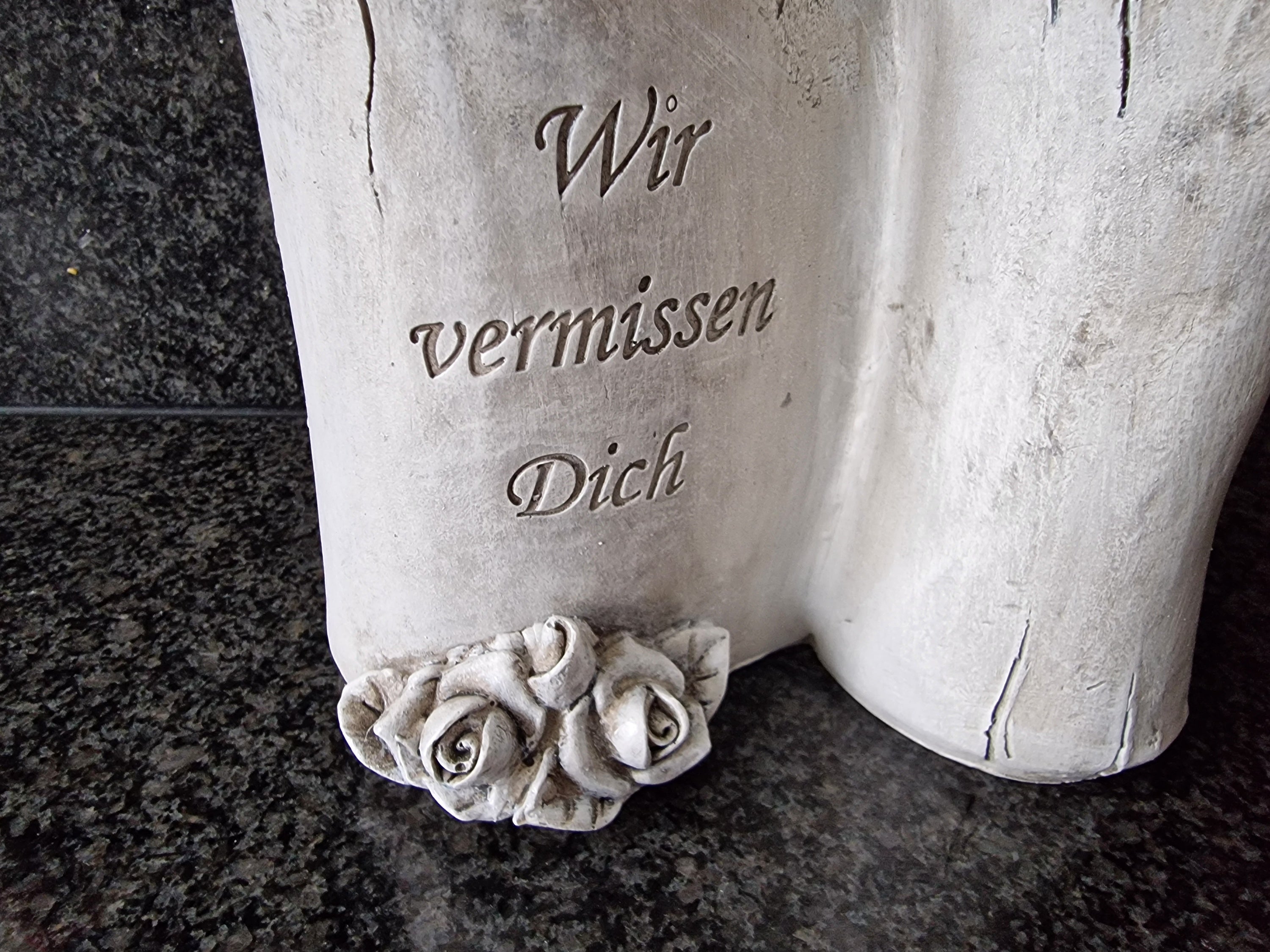 Wetterfeste Grabvase - Polyresin - Grau - " Wir vermissen Dich" / "In stillem Gedenken" - 13 cm