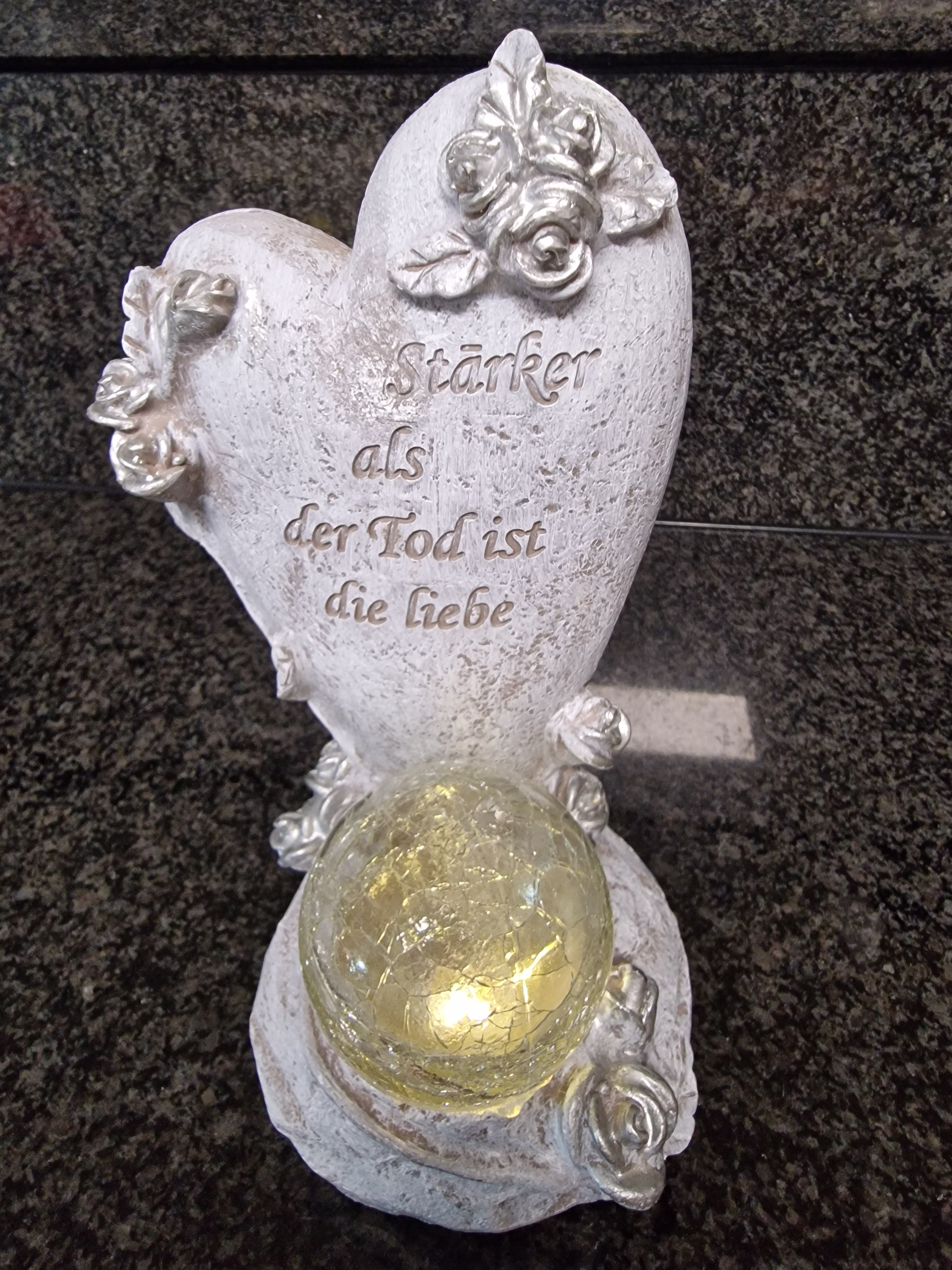 Grabherz mit Engel & Blumen – mit Spruch & Solar-Licht | Gedenkdeko 20 cm