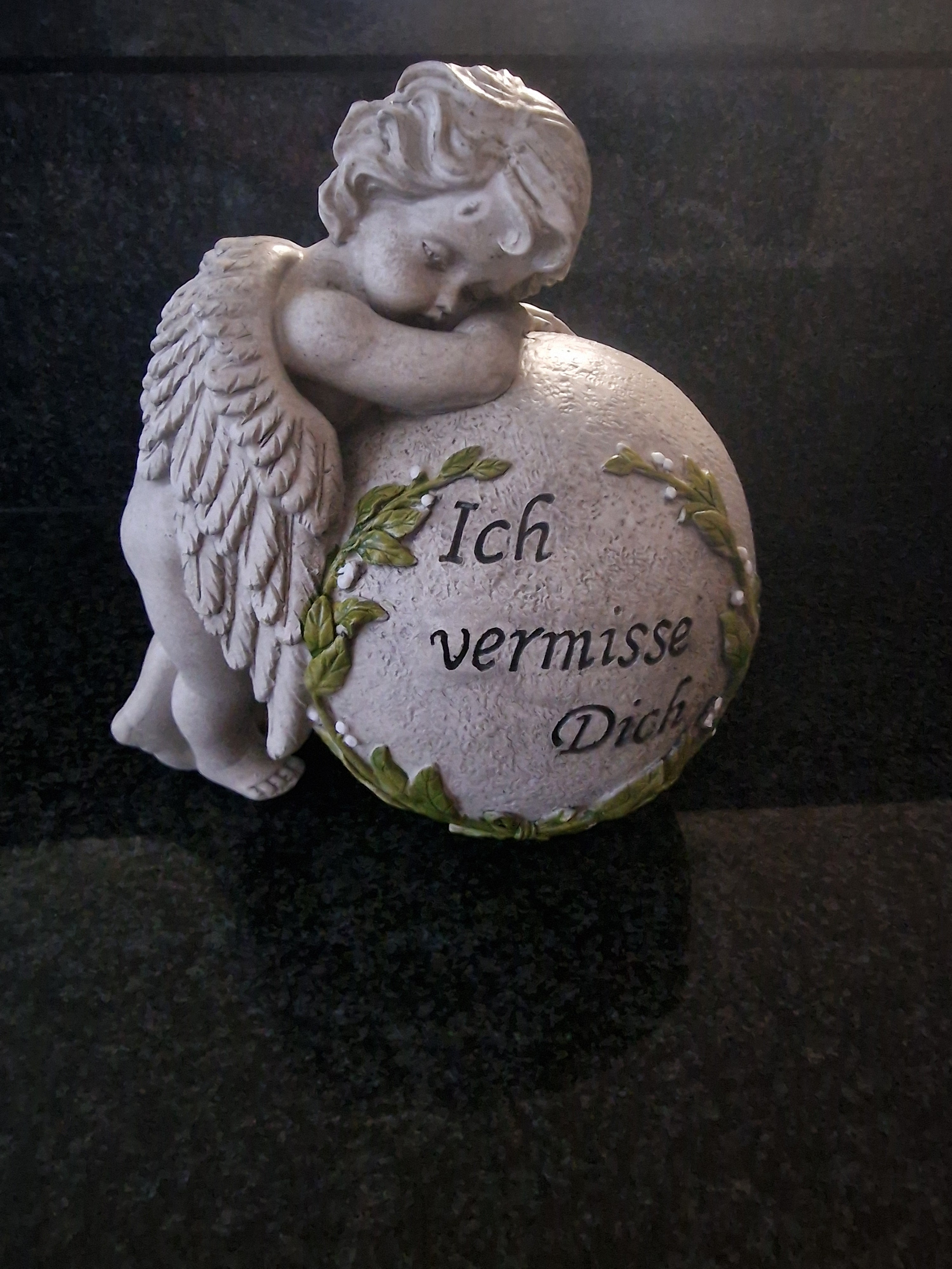 Grabschmuck Grabdeko Engel an Kugel 'Ich vermisse Dich'