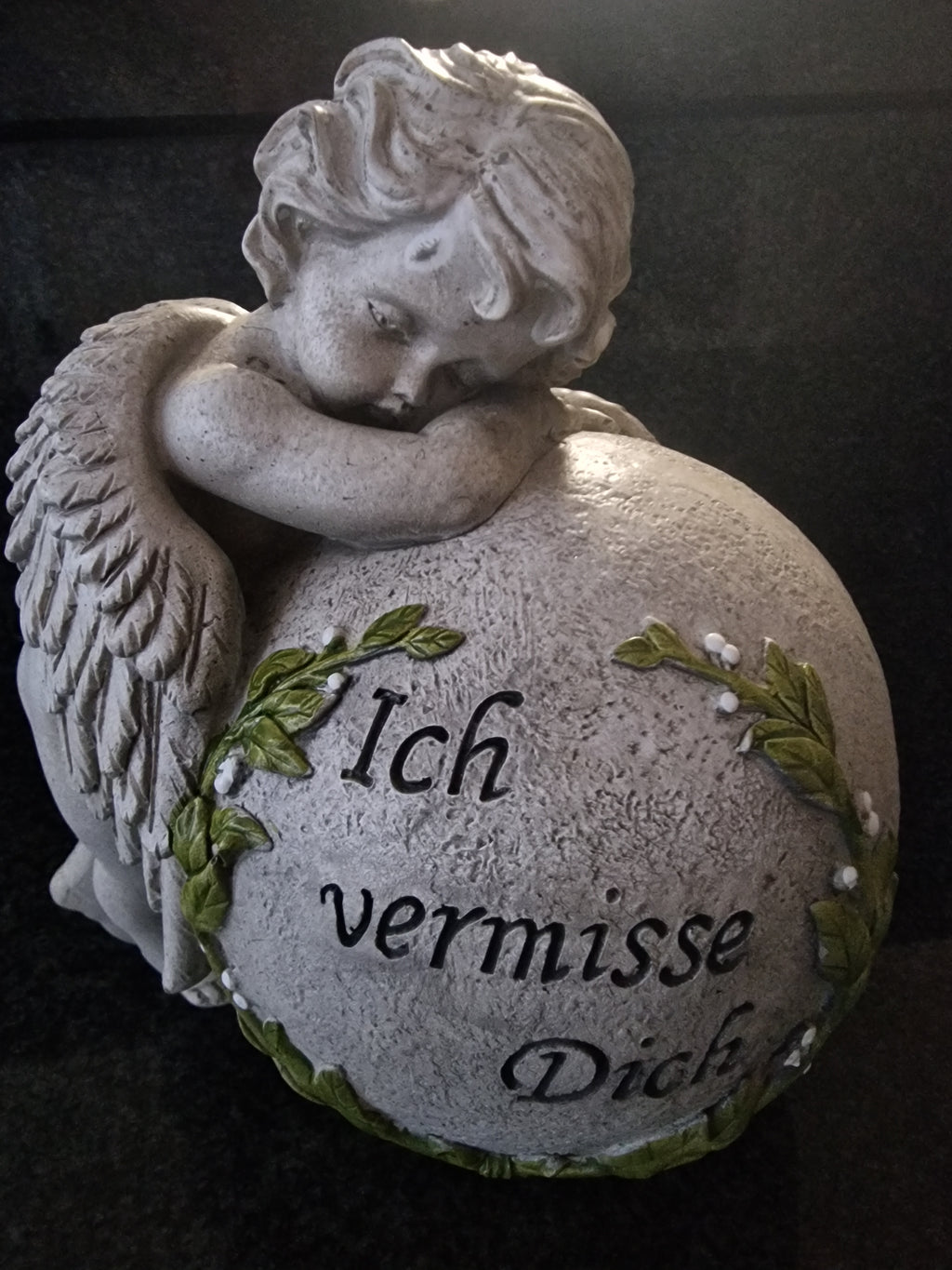 Grabschmuck Grabdeko Engel an Kugel 'Ich vermisse Dich'
