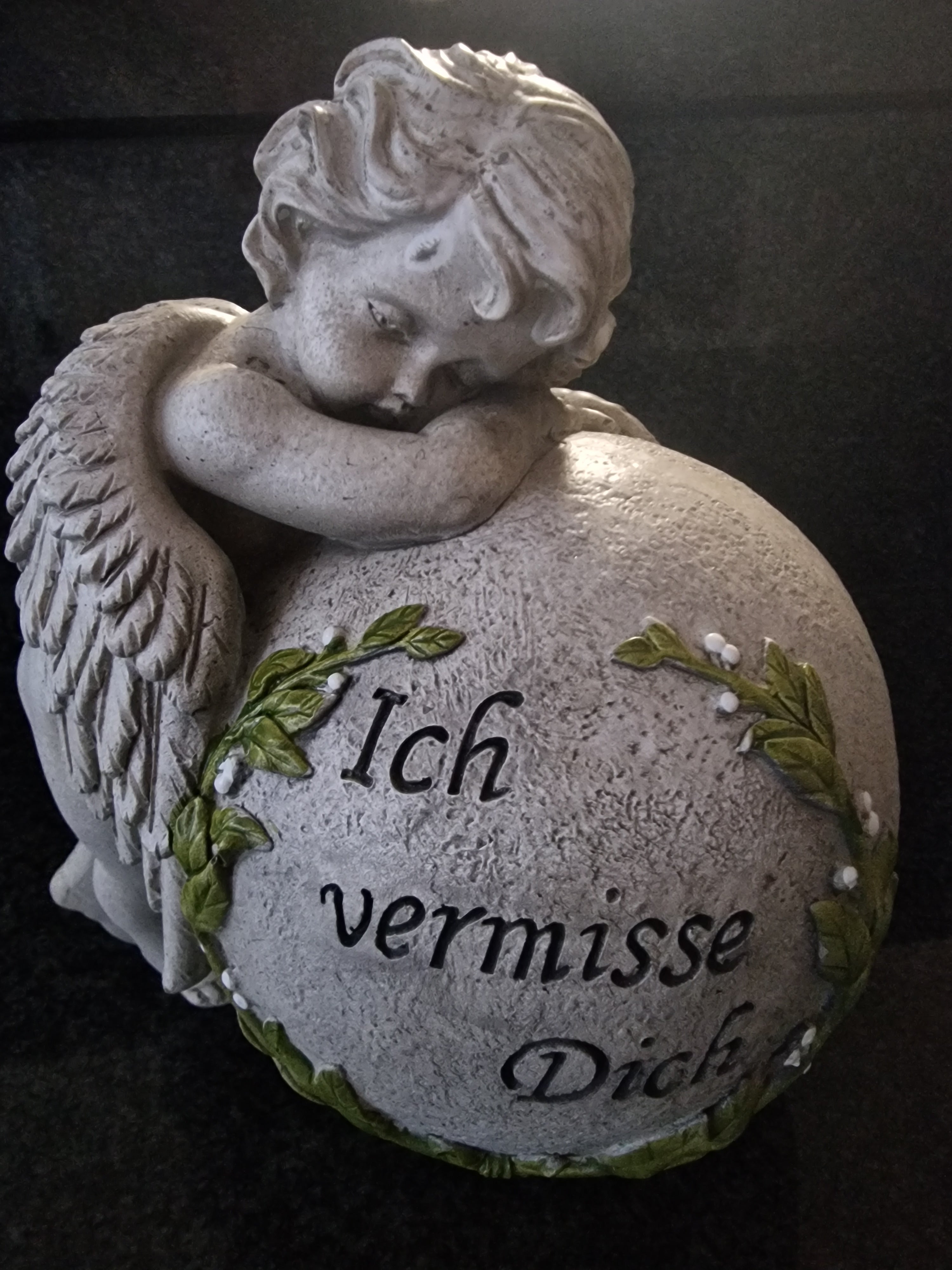 Grabschmuck Grabdeko Engel an Kugel 'Ich vermisse Dich'