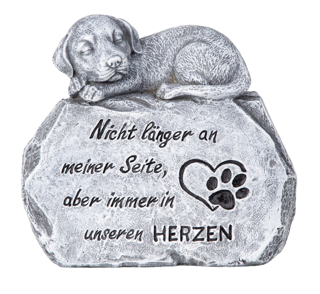Hund auf Grabstein mit Spruch Nicht länger an meiner Seite, aber immer in unserem Herzen