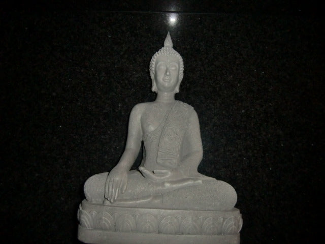 Thai Buddha Figur sitzend Feng Shui Statue in grau aus Poly 39 cm