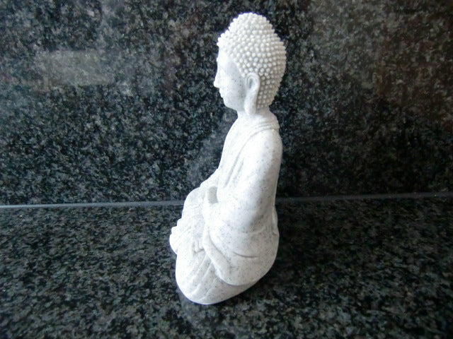 Buddha Figur sitzend – Graue Dekofigur aus Poly, 13 cm | Meditation & Thai-Stil