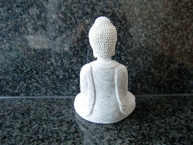 Buddha Figur sitzend – Graue Dekofigur aus Poly, 13 cm | Meditation & Thai-Stil